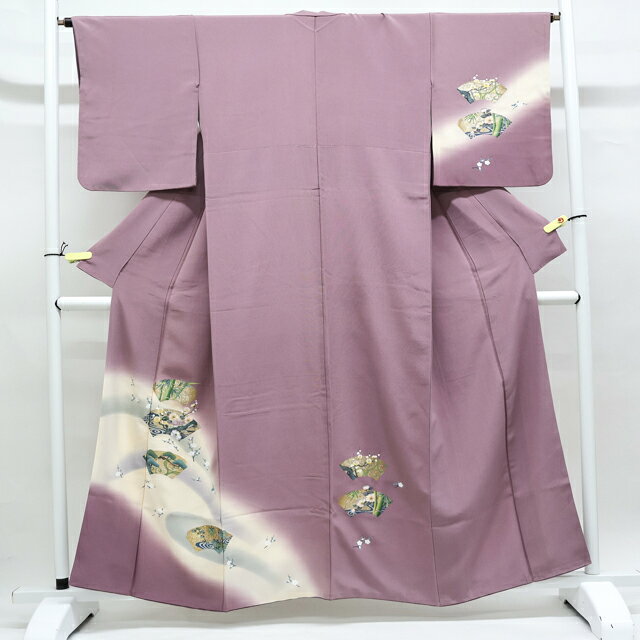 【サイズ・素材・お色】 身丈：約159cm (肩から) 裄丈：約63.5cm 袖丈：約48.5cm 後幅：約29cm 前幅：約25cm 地色：紫 (1枚目の画像が近いお色かと思われます) 素材：正絹・ 【商品状態】 汚れ:衿折山、上前、両袖、八掛シミ汚れ、薄ヤケがございますが、着用可能です。 ランク:B その他: 【ランク説明】 N:新品・未使用品 S:未使用品に近い A:目立った傷や汚れはなく大変良い状態 B:多少の汚れありますが、着用可能 C:傷や汚れが見える部分にありますが、着用は可能 D:状態が悪くリメイク品やジャンク品としてお使いください。 【お読みください】 ※中古品だという点を御理解の上、ご入札ください ※商品画像は、パソコンの機種・モニターなどにより現品と色の違いが出る場合があります。 ※詳細は商品画像にてご確認ください。 ※日本国内から発送いたしております。 ※発送後は追跡番号をお知らせいたします。 ※スタッフによる手作業での検品採寸済み。 撮影：北川　検品：小山　画像：野阪　入力：小屋松 【検索キーワード】 中古 リサイクル着物 着物 kimono KIMONO 着付け教室 お茶会 初心者着物 正絹 木綿 絽 単衣 袷 カジュアル フォーマル 七五三 お宮参り 結婚式 お食事会 ショッピング お出かけ 破格 お値打ち 和服 帯 和装小物 20代 30代 40代 50代 60代 70代 着物の身丈サイズ別で探す 身長から身丈±5cmが着用可能目安です 着物の色で探す カテゴリで探す【仕立て上がり 和服 アウトレット リサイクル着物 通販 アイディーネット きもの】訪問着 花 螺鈿 着物 正絹 身丈約159cm 裄丈約63.5cm 26z09-4590