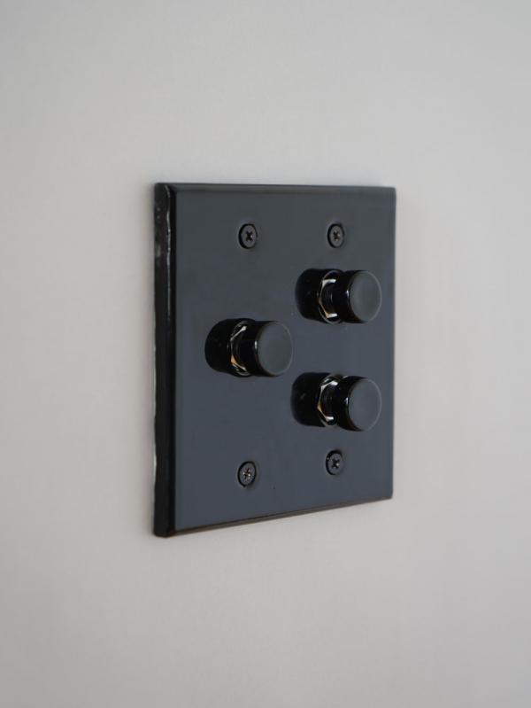 (1000円クーポン配布中) セラミックプレート3プッシュスイッチ ブラック HS3106 おしゃれ かわいい レトロ アンティーク スイッチプレート