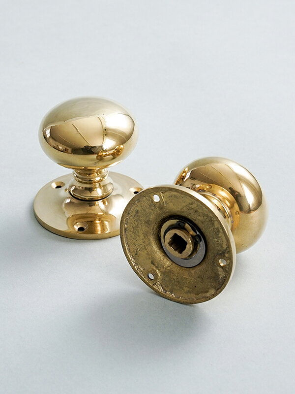 サイズ/約直径52×d60mm台座部分/約直径61mmバックセット/57mm戸厚/40?50mm素材/真鍮セット内容/ドアノブ2個(ドアの表裏用)、内部機構(ラッチ)、ネジ重厚感がある、真鍮製の丸型ドアノブです。鋳型で鋳造した無垢の真鍮を丁寧に磨き、シンプルかつ上質な雰囲気に仕上げられています。ノブは定番の丸型タイプ。リビング・洗面所・お手洗い・個室など、様々なお部屋でお使い頂けます。【真鍮について】真鍮の持つ金色の輝きは、お部屋の中に温かさをもたらします。表面に塗装をしていないタイプなので、経年変化してゆく姿をお楽しみいただけます。輝きを保ちたい場合には定期的に真鍮磨きで優しく磨いてください。【ドアについて】・取り付けるドアは木製・戸厚40?50mmのものをご使用ください。これよりも薄い扉厚に取付けをこ希望の場合は、ドアノブの表裏を繋げる芯棒を金切りのこぎり等で切断いただくことで約35mmまでは調整が可能です。・本商品には鍵が付属していません。お手洗いなど施錠が必要なドアに取り付ける場合は、別売りの「表示錠 ブラス」等を組み合わせてください。※室内ドアにご利用ください。※ドアやドア枠に加工が必要です。施工業者様にご確認のうえ取付けをお願いします。※付属のラッチは内蔵スプリングが強く、ドアクローザー・ドアチェックには対応しておりません。