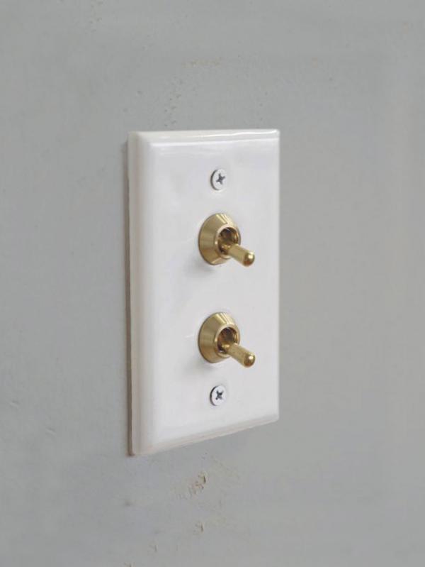 (300円クーポン配布中) セラミックプレート2トグルスイッチ ホワイト HS2939 おしゃれ かわいい レトロ アンティーク スイッチプレート