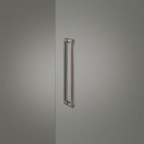 ・分類建築用金物 ＞ ドアハンドル ＞ 押し棒・仕様ユニウェル ダーク・定価\55,000 (税込\60,500) / 1セット（内外）・サイズL455・ピッチ425・施工取付ビス　M6取付穴　φ12mm / フラッシュドア取付時 φ8mm・重量・機能アートセーフ対応・備考ガラスドア以外のドアに取付ける場合、梱包されておりますクッションシート(ガラスドア専用)はドア表面材を変色させる恐れがあります。ガラスドア以外には使用しないでください。ユニウェルは、アルミの素材感を活かし自然発色させた独特な結晶模様と色味が特徴の、特殊な仕上げの技術を採用している為、色味や模様の仕上がりに多少の差が発生いたします。