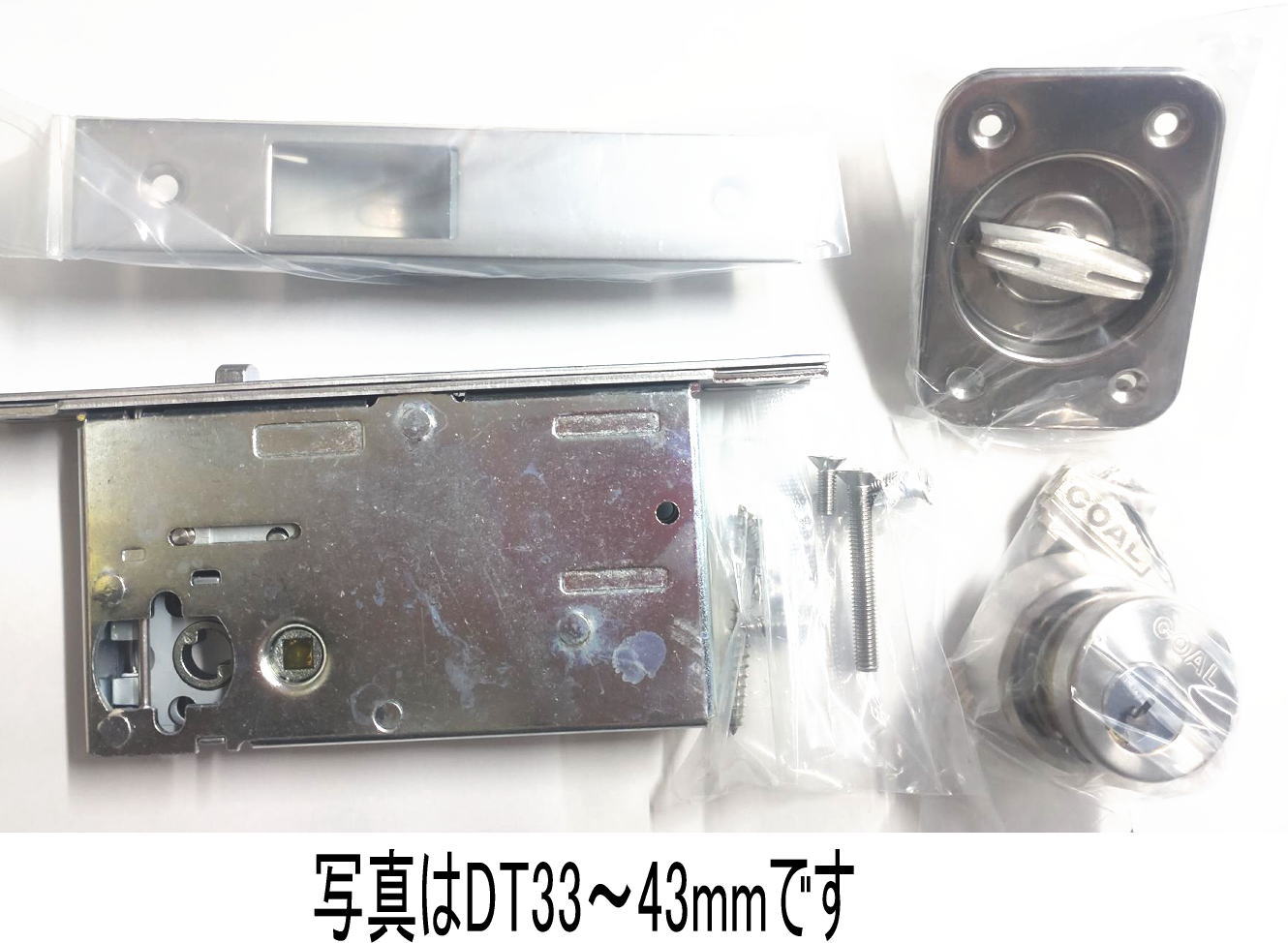 メーカー取り寄せ品となります。メーカー在庫がある場合は1週間程度で出荷できる場合がありますが、通常はメーカーにて受注後組み上げる為、納期が2〜3週間かかります。引戸鎌錠 SXシリーズ室内外のシリンダー、サムターンの有無、形状は画像2枚目の品...