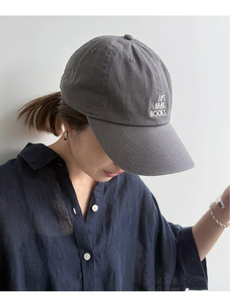 【予約商品について】 ※「先行予約販売中」「予約販売中」をご注文の際は予約商品についてをご確認ください。■重要なお知らせ※ 当店では、ギフト配送サービス及びラッピングサービスを行っておりません。ラッピング・ギフト配送について同時に複数の商品を注文された場合メーカー希望小売価格について置き配についてご利用ガイドSLOBE IENA（スローブ イエナ）Left Bank Books SLOBE別注 キャップ※カラーについて弊社販売カラー名：メーカーカラー名グレーB(008)：チャコールベージュA(028)：ベージュブルーA(045)：ブルーピンク(063)：ピンク【2026AW】SLOBEIENANYの書店、LeftBankBooksとのコラボレーションしたセントラルパークで本を読む女性をイメージしたコレクション。ショップのロゴと書店の住所がフロントとバックに刺?されたCAP。ベーシックに使いやすいカラーからスタイリングのポイントになっているカラーまで4色展開でご用意しました。シリーズでこちらもございます。・トートバッグ(品番26092913001830)・メッシュトートバッグ(品番26092913001930)・シュシュ巾着セット(品番26090913001530)※こちらの商品は、SLOBEIENAでの取り扱いになります。直接店舗へお問い合わせの際はSLOBEIENA店舗へお願い致します。※照明の関係により、実際よりも色味が違って見える場合があります。またパソコン・スマートフォンなどの環境により、若干製品と画像のカラーが異なる場合もございます。予めご了承ください。※商品の色味は、商品アップ画像をご参照ください。型番：26095913000330-008-009 SG0082【採寸】サイズ頭周り高さつばフリー47-58127商品のサイズについて【商品詳細】中国素材：本体:綿100%サイズ：フリー本体:洗濯不可※画面上と実物では多少色具合が異なって見える場合もございます。ご了承ください。商品のカラーについて