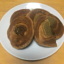 伊賀名物　かたやき かつて忍者が携帯し、 非常食としていたと伝わる 伊賀名物のかたやき。 胡麻もしくは青のりがアクセントの どこか懐かしい 素朴な味のおせんべいです。 昔からの焼き方で一つ一つ手焼きで作っております。 日本一硬いと言われるおせんべいを食べていただいて みんなで話題の種になれば幸いです。 レビューもお待ちしております。 ※非常に硬いおせんべいですので 　食べる際はご注意ください。 ■名称 和菓子 かたやきせんべい ■種類 種類は、胡麻と青のりがございます 種類はお選びいただけませんが 当店におまかせください。 ■原材料 小麦粉、砂糖、胡麻、青のり ■特定原材料 小麦 ■保存方法 高温多湿を避け、常温 ■賞味期限 1ヶ月間 ■内容量 100枚入り ■配送方法 簡易包装 ■発送日について 即日発送を心がけておりますが 一つ一つ手作業で丁寧に仕上げているため ご注文が多い日はお届けまでお日にちを いただく場合がございます。 ■おせんべいのサイズ 直径約7cm (ひとつひとつ手作業で作っているため個体差があります) ■その他 近年の原材料高騰を受けて できるだけ同じ材料価格をたもっていたのですが、 一時的に仕様が変わる可能性がございます。 できるだけ、味や製法等の維持を目指しますが 小さな店舗の為　温かい目で見守っていただければ幸いです。 ■キーワード 和菓子 お菓子 おかし 菓子 焼き菓子 かたやき 堅焼き 堅焼 かた焼き 固焼き 固焼 煎餅 せんべい おせんべい せんべえ お土産 おみあげ おみやげみやげ 土産 伊賀 伊賀上野 三重 ご当地 老舗 保存食 携帯食 忍者 固い 堅い お試し セット 和菓子セット 詰め合わせ 詰合せ 和菓子詰め合わせ 和菓子詰合せ スーパーセール 楽天スーパーセール 半額 スーパーSALE 楽天スーパーSALE SALE 和菓子半額 食品半額