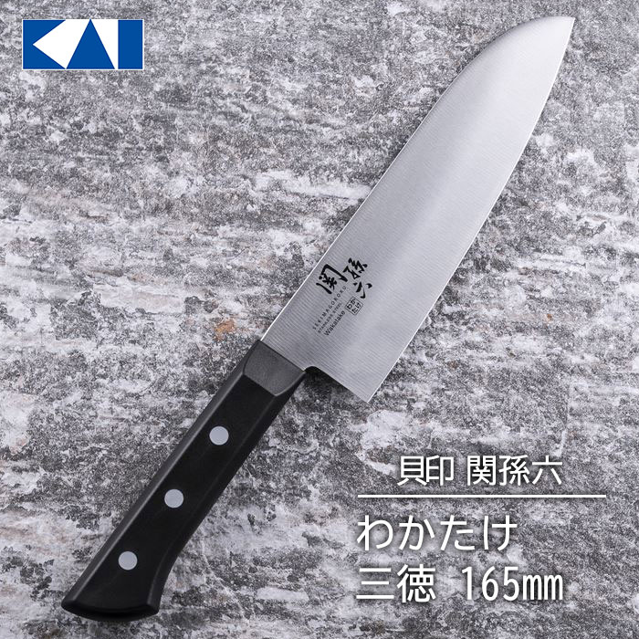 関孫六 わかたけ 三徳 165mm サビにくく切れ味鋭いステンレス刃物鋼。 品番 AB5420 JAN 4901601399394 材質 刃体：ステンレス刃物鋼 柄：ポリプロピレン（耐熱温度110℃）、ナイロン（耐熱温度170℃） 本体サイズ 約48×293×17mm 刃渡り：約165mm 重量：約108g メーカー 貝印 生産国 日本 ※製品の仕様は予告なく変更する場合があります。予めご了承ください。 ※画像はイメージです。実際の商品とは多少異なる場合があります。