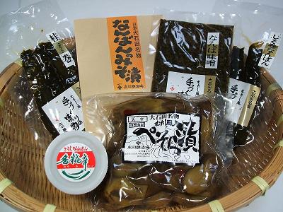 よく一緒に購入されている商品さくらんぼ漬 無添加 国産 山形 大石田 漬物594円梅干し 120g 無添加 うめぼし 梅干 すっ594円 商品名送料無料 いげたや辛・辛 セットぺそら漬名称：塩漬 原材料名：なす(国産）、漬け原材料（食塩、唐辛子） 賞味期限：60日程度 内容量：300g 栄養成分表示： 熱量　　　　 48kcal たんぱく質　 1.3g 脂質　 　　　0.1g 炭水化物　 10.4g 食塩相当量　2.54gなんばんの味噌漬名称：味噌漬 原材料名：青唐辛子(国産）、漬け原材料（味噌、食塩、砂糖、みりん）／調味料（アミノ酸等）、（一部に大豆を含む） 賞味期限：360日 内容量：170g 栄養成分表示： 熱量　　　　121kcal　　 たんぱく質　　2.4g　 脂質　　　　　1.3g　 炭水化物　　 25.0g　 食塩相当量 　 9.4gしそ巻なんばん名称：味噌漬 原材料名：青唐辛子(国産）、しそ(国産）、漬け原材料（味噌、醤油、砂糖、みりん、食塩）／調味料（アミノ酸等）（一部に小麦・大豆を含む） 賞味期限：180日 内容量：6本 栄養成分表示： 熱量　 97kcal　　 たんぱく質 　3.2g　 脂質 　0.5g　 炭水化物　 19.8g　 食塩相当量 　12.5g桂巻名称：味噌漬 原材料名：青唐辛子(国産）、ごぼう（国産）、しそ(国産）、漬け原材料（味噌、醤油、砂糖、みりん、食塩、ごま）／調味料（アミノ酸等）、（一部に小麦・大豆・ごまを含む） 賞味期限：180日 内容量：6本 栄養成分表示： 熱量　　　　89kcal たんぱく質　3.1g 脂質　　　　0.3g 炭水化物 　18.4g 食塩相当量 12.2gなんば味噌名称：味噌加工品 原材料名：味噌、しそ、青唐辛子、ごま、みりん、砂糖／調味料（アミノ酸等）（一部に大豆・ごまを含む） 内容量：130g 栄養成分表示： 熱量　　　　140kcal　　 たんぱく質　　6.1g　 脂質　　　　　1.9g　 炭水化物　　 24.7g　 食塩相当量　 8.38g香糀辛名称：味噌加工品 原材料名：米麹、青唐辛子、食塩／調味料（アミノ酸等） 賞味期限：100〜180日 内容量：90g 栄養成分表示： 熱量　158kcal　　 たんぱく質　4.5g　 脂質　0.6g　 炭水化物　33.7g　 食塩相当量　13.8g製造者いげたや庄司醸造株式会社 〒999-4111 山形県北村山郡大石田町大石田丙53 電話　0237-35-2003備考＊栄養成分表示は、100gあたりの目安です【推定値】 類似商品はこちら送料無料 店長おススメ 詰め合わせ セット漬物4,860円しそ巻なんばん 漬物 つけもの 漬け物 辛い 594円酒の友 漬物 辛い つけもの 漬け物 ピリ辛 594円桂巻 漬物 つけもの 漬け物 味噌漬 山ゴボウ594円熟成味噌 味噌漬 詰め合わせ セット 漬物 つ4,320円送料無料 しそ巻なんばん 2袋 漬物 メール便1,700円なんば味噌 唐辛子 紫蘇 国産 山形 大石田 432円なすの味噌漬 漬物 つけもの 漬け物 なす天然594円きゅうり 味噌漬 昔ながら しょっぱい 天然594円新着商品はこちら2023/11/9熟成味噌 味噌漬 詰め合わせ セット 漬物 つ4,320円2023/11/9送料無料 店長おススメ 詰め合わせ セット漬物4,860円2023/11/9送料無料 ぺそら漬 10袋セット 無添加 本場5,940円再販商品はこちら2023/11/28伝承かぶ漬 乱切 無添加 漬物 つけもの 漬け594円2023/11/17青菜漬 250g 漬物 国産 山形 大石田 つ594円2023/11/17青菜漬 徳用 1kg 業務用 漬物 せいさい1,512円2023/11/30 更新 いげたやの辛い漬物達を集合させました！韓国キムチの辛さに負けない、国産の辛い漬物達です。 酒やご飯が進むこと間違いなしです！！ 個性派揃いの漬物達です。 辛い物が苦手な方のご注文は・・・家族・親戚にご相談の上ご注文下さい。 辛い物が大好きな方は・・・キムチとは違う辛い漬物達をぜひご賞味下さい。ぺそら漬ぺそら漬はかるく絞り、そのままかぶりつくのが、一番美味しい食べ方かと思います。本商品は塩と唐辛子のみで造り上げており、独特な風味・食感がある嗜好性の強い商品ですので、初めての方や辛い物が得意でない方にはこの食べ方はあまりお薦めできません。初めての方はヘタをとり軽く絞り、縦に4等分程度に切ってお召し上がり下さい。なんばんの味噌漬新鮮ななんばん（青唐辛子）を一本まるごと味噌漬にした、辛い漬物です。仙台の牛タン屋では、牛タンと一緒に箸休めとして出されます。ご家庭でも牛タンと一緒にいかがでしょうか？しそ巻きなんばん刻んだなんばん（青唐辛子）をしそで巻いて漬けました。 とても辛いので、決して一本丸ごとかぶりつかないようにご注意願います。まずは輪切りにしご賞味下さい。しその風味となんばんの辛さの調和を是非お楽しみ下さい。桂巻なんばんと山ごぼうをシソで巻いた漬物です。初めての方は、決して一本丸ごとかぶりつかないようにご注意願います。初めは、輪切りにしてご賞味下さい。しそや山ごぼうの風味、なんばんの辛さの調和をお楽しみ下さい。香糀辛（こうかしん）糀（こうじ）となんばん（青唐辛子）を秘伝の調合で1年以上熟成させた他店にはない調味料です。焼肉や鍋物（ポン酢に溶いて）、炊き立てのご飯に乗せて、炒め物の隠し味に・・・等々いろいろと使える調味料になっております。マヨネーズと合わせた「香糀辛マヨ」もスルメやイカの一夜干しに最高です。なんば味噌細かく刻んだなんばん（青唐辛子）としそを味噌と合わせ甘辛く仕上げました。温かいご飯の上に、または湯豆腐や冷奴の薬味としてお使いいただければと思います。送料無料となっておりますが、【四国・九州】へは別途送料500円、【沖縄・離島】へは別途送料1000円が必要となります。大変申し訳ございません。 ◇詰め合わせ商品◇　 ぺそら漬・なんばんの味噌漬・しそ巻きなんばん 桂巻・香糀辛・なんば味噌 関連商品はこちら送料無料 お味噌 お漬物 5品 詰め合わせ...3,888円送料無料 いげたやからの贈り物 味噌 漬...5,940円熟成味噌 味噌漬 詰め合わせ セット 漬...4,320円送料無料 いげたや 人気6品 詰め合わせ ...4,298円送料無料 いげたやからの贈り物 味噌 お...4,320円お漬物 味噌 7品 詰め合わせ セット ギ...3,780円