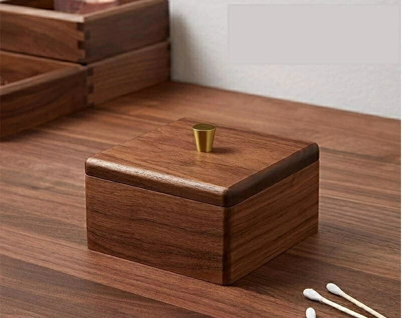 【原産国／製造国: 中国】 .かわいい小物収納ボックスや綿棒ケース、楊枝ケース、楊枝入れ、綿棒入れとして最適な木製アクセサリートレーです。ウォールナットの天然木を使用し、スタイリッシュで北欧風のおしゃれなデザインが特徴。木製小物入れは洗面所や卓上の整理整頓に便利。アクセサリー収納やコンパクト収納、収納ケース、ボックス、収納ボックスとしても使えます。かわいい収納やおしゃれ収納をお探しの方におすすめの人気商品で、セールやランキングにもよく登場します。。 指定された配送時間は承っておりません。【イグノライツ】