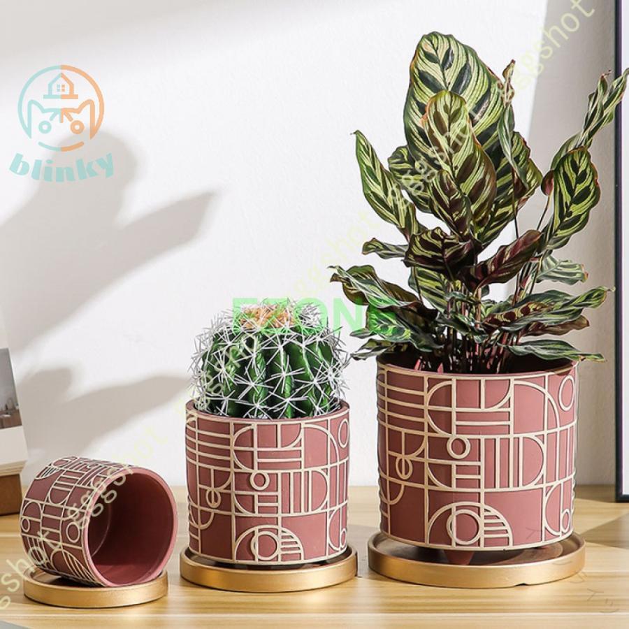 この商品について 陶器の花器は、簡潔な造形と色彩を持ち、生活の小さな趣を添える。鉢の口は滑らかで、少し草花を加えて良い雰囲気を作ります。下部に滑り止めマットを追加し、デスクトップを保護します。それはただの植木鉢ではなく、工芸品であり、家庭芸術である。生活の美を楽しむ。生活の本質に回帰する。お客様はこの鉢を使って家を飾るたことができます。観葉植物 、アートフラワーなどの観賞植物に適した幅広い用途。リビングルーム、部屋、バルコニーに最適です。インテリアの雰囲気をそのままに、室内で植物を楽しみたい方におすすめです。自然や園芸愛好者のご家族やお友達にプレゼントするのもいいです。開店祝い、ハウスウォーミング、バースデーギフト、ウェディングギフトに最適です。に注意：飾りの植物は含まれませんので、ご了承ください。色と測定値にわずかな偏差を許可してください。ご理解いただきありがとうございます。手作りにはわずかな瑕疵があり、完璧主義者は慎重に購入する。 材質：陶器 【原産国／製造国: 中国】 .テラコッタ 鉢植え 植木鉢 盆栽鉢 陶器 北欧 シンプル 丸形 排水孔付き 通気性 金色トレイ付き おしゃれ フラワープランター 置物 収納 部屋飾り 父の日 ガーデニング 園芸 花鉢 花器 インテリア 室内屋外 丈夫 高品質 人気 安心素材 長持ち プレゼント ギフト。 指定された配送時間は承っておりません。【イグノライツ】