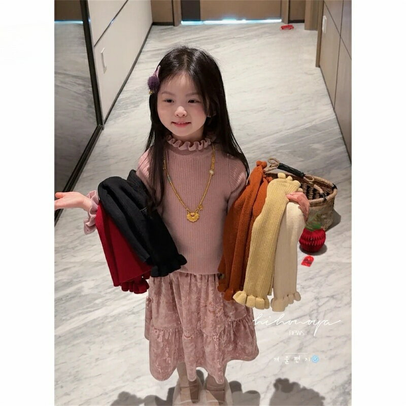 ■ この商品の特徴 ● 韓国風おしゃれデザイン：トレンドを取り入れたバブルネックが、お子様の可愛らしさを引き立てます。 ● ふんわり柔らかな肌触り：高品質な綿素材を丁寧に処理。肌に優しく、毎日着たくなる着心地です。 ● 動きやすく着やすいシルエット：程よいゆとり感のある定番デザインで、保育園やお出かけに活躍します。 ■ 詳細な機能 【バブルネックの魅力】 首元を程よく包み込む半高めのバブルネックは、秋冬の冷たい空気から守りながらも、首が詰まることのない快適さを実現。少し膨らんだデザインが、どんなコーディネートにも可愛らしいアクセントを加えます。 【こだわりの素材と仕上げ】 主素材には綿を90%以上使用。さらりとしながらも柔らかい風合いです。縫製は丁寧に行われ、毛玉や余分な糸くずもきれいに処理済み。洗濯を重ねても形崩れしにくい、長く愛用できる品質にこだわりました。 ■ 使用シーン ● 保育園・幼稚園への登園服として。 ● 休日の家族でのお出かけに。 ● ちょっとしたお祝いのプレゼントに。 ■ 商品仕様 ブランドSUKOYAKA素材綿90%以上、その他（詳細はタグをご確認ください）カラーピンク、オフホワイト、キャラメル、イエロー、レッド、ブラックサイズ80cm、90cm、100cm、110cm、120cm、130cm、140cmセット内容ニットトップス 1枚安全基準B類（直接肌に触れる衣類の安全基準に適合） ■ ご購入前のご確認 ● モニター環境や撮影条件により、実物と色味が異なって見える場合がございます。 ● 天然素材の特性上、初回洗濯時に僅かな縮みや色落ちがある可能性があります。 ● 洗濯の際は、裏返しでのネット使用と陰干しを推奨します。アイロンがけは低温でお願いします。