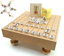 木製将棋盤セット オリジナル押彫根付1個つき 新桂二寸足付将棋盤(厚さ約6cm厚)と人気ナンバー1の木製優良押し駒桐駒箱入り(駒の動かし方付)