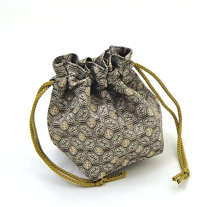 将棋用品　手作り駒袋　落ち着いた字模様　西陣織（裏打ち）　利休（りきゅう） 渋い銀鼠色の地色 手作りの豪華な西陣織の駒袋(裏打ち)です。 裏は中表に丁寧な手仕事で縫製されています。 きっと駒も喜ぶと思います！ ※裏生地の色は画像と変わる場合がございます。 サイズは横：約13.5cm。縦：約10.5cm（折りたたんだ状態） 1点づつ手作りになりますので、商品によってサイズは多少の差異がございます。 将棋愛好家にプレゼントにも！ プレゼントラッピングも承ります。 通常、単品でのご注文は「ゆうパケット」でのお届けで配達日時指定は不可となります。 何卒ご了承のほどお願い致します。通常、「ゆうパケット」でのお届けで配達日時指定は不可となります。