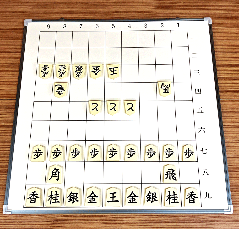 将棋　教授用大将棋盤（駒付き）別注品　数量限定（開封済） 学校の将棋部や公民館活動の同好会にいかがですか。 写真撮影のため、開封済みとなります。 サイス：90cm×90cm×1.4cm（厚さ） 離れていても見やすい、教授用の大将棋盤です。 フックが付いていますので、壁に掛けることもできます。 将棋教授用大盤セットの駒は紙箱入りです。 駒の大きさ：＜歩以外＞　底辺約59ミリ、高さ約74ミリ、厚み約11ミリ 　　　　　　＜歩＞　　　底辺約54ミリ、高さ約64ミリ、厚み約11ミリ メーカーよりの直送となります。 ※北海道は別途送料880円、沖縄・離島へのお届けには別途送料1500円となります。 北海道・沖縄・離島へのお届けは配達日時指定を承っていません。北海道・沖縄・離島へのお届けは送料別途