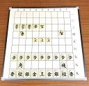 将棋　教授用大将棋盤（駒付き）別注品　数量限定（開封済） 学校の将棋部や公民館活動の同好会にいかがですか。 写真撮影のため、開封済みとなります。 サイス：90cm×90cm×1.4cm（厚さ） 離れていても見やすい、教授用の大将棋盤です。 フックが付いていますので、壁に掛けることもできます。 将棋教授用大盤セットの駒は紙箱入りです。 駒の大きさ：＜歩以外＞　底辺約59ミリ、高さ約74ミリ、厚み約11ミリ 　　　　　　＜歩＞　　　底辺約54ミリ、高さ約64ミリ、厚み約11ミリ メーカーよりの直送となります。 ※北海道は別途送料880円、沖縄・離島へのお届けには別途送料1500円となります。 北海道・沖縄・離島へのお届けは配達日時指定を承っていません。北海道・沖縄・離島へのお届けは送料別途