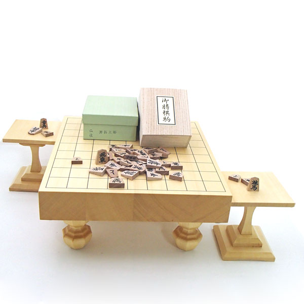 高級木製将棋セット　ヒバ2寸兼用卓上・足付接合将棋盤に斧折上彫将棋駒に駒台付き