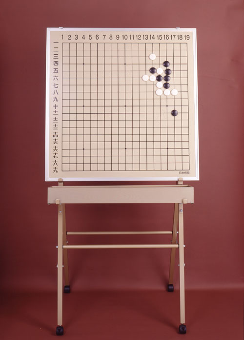 囲碁盤セット　解説用大盤（方円）裏13路　4点フルセット （日本棋院） ※メーカーよりの直送となります。お届けにお日にちがかかる場合がございます。 〇囲碁 解説用大盤「方円」とは 囲碁の解説用大盤「方円」は、囲碁サークルやクラブ活動の備品にぴったりな解説用の大盤です。 盤面は88cm×86cm、碁石は直径3.8cmと充分な大きさでありながら、解説者・講師にとっても一人で扱いやすいサイズとなっております。 専用スタンドをご利用頂きますと、全高170cmとなり、教室でも前の人の頭に遮られることなく、後ろの方まで盤面がよくご覧頂けます。 盤面がスチール製、碁石に磁石がついたマグネット式で、解説盤の決定版です。 裏面は13路盤になっておりますので、入門・初心者の指導にも最適です。 〇本商品内容 ・盤面（88cm×86cm×1.5cm・スチール製） ・碁石（直径3.8cm・プラスティック製・裏面に磁石付） ・碁石ケース（スチール製） ・スタンド（スチール製・キャスター付） ※総重量23.5kg。スタンドにはキャスターがついていますので、楽にご移動いただけます。 ※北海道・沖縄・離島へのお届けには別途送料がかかります。※北海道・沖縄・離島へのお届けには別途送料