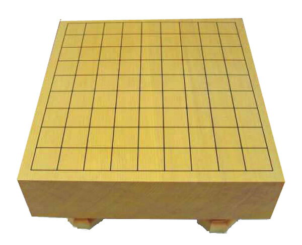 将棋盤　新かや3寸足付一枚板将棋盤　松 サイズは正規の約33cm×36cm、厚さは三寸です（厚さ約87mm）。 重さ：約6kg 木の癖など少ない安心のランクです。 人生の節目の記念のプレゼントに最適 他には「竹・極上」のランクがございます。 かや将棋盤：洋材スプルースを使って作った将棋盤ですが、原材料が大木であるため将棋盤はすべて柾目です。 将棋盤は黄色味をおびています。　 新かやの足付将棋盤のうち心地をお楽しみ下さい。 ※北海道は別途送料550円、沖縄・離島へのお届けには別途送料880円となります。 北海道・沖縄・離島へのお届けは配達日時指定を承っていません。 　　　　─　湿気厳禁　─ 盤は湿気を嫌います。 絶対、濡れ布巾で拭かないで下さい。 灰汁(アク)の滲出を早めます。乾いた布巾で乾拭きして下さい。　　　　　　　　　　　　北海道・沖縄・離島へのお届けは送料別途