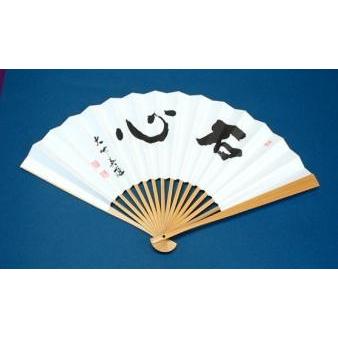 棋士揮毫太骨扇子　大竹英雄（石心） 扇子片手に囲碁を打つ。 これは日本特有の囲碁風情かと思っていたら、外国の方もよく囲碁の扇子を買われます。 すごいです、囲碁のチカラ！風情までも合わせて輸出とは・・・　囲碁大会の賞品にも最適です！ 大竹英雄揮毫の太骨扇子です。揮毫文字は「石心」。 〈揮毫の読み方と意味〉 石心(せきしん)石のこころ おなじみのタイトル保持者、高段棋士の揮毫によるオフセット刷の格調高い扇子です。 扇子の長さ25.5cm。タトウ紙付。 揮毫文字は変わることがあります。 通常単品でのご注文はゆうパケットでのお届けとなり 配達日時指定は承っておりません。 ※2本以上お買い上げの場合、宅配便でのお届けとさせて頂きます。 ※他商品との同梱時は、重量によって「宅配送料」に変更させて頂く場合がございます。 ご了承ください。