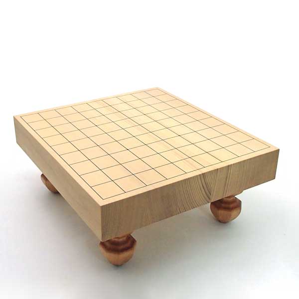 色目の優しい、新榧(かや)　二寸足付接合将棋盤　竹 通常、ランクは竹で十分かと思います。 扱いやすい厚さの足付将棋盤　 サイズは正規の約33cm×36cm、厚さは二寸です（厚さ約57mm）。 重さ：約4kg 新かや将棋盤：洋材スプルースを使って作った将棋盤ですが、原材料が大木であるため将棋盤はすべて柾目です。 将棋盤は黄色味をおびています。　 新かやの足付将棋盤のうち心地をお楽しみ下さい。 ※北海道は別途送料440円、沖縄・離島へのお届けには別途送料1200円となります。 北海道・沖縄・離島へのお届けは配達日時指定を承っていません。 　　　　─　湿気厳禁　─ 盤は湿気を嫌います。 絶対、濡れ布巾で拭かないで下さい。 灰汁(アク)乾いた布巾で乾拭きして下さい。　　　　　　　　　　　　　北海道・沖縄・離島へのお届けは送料別途