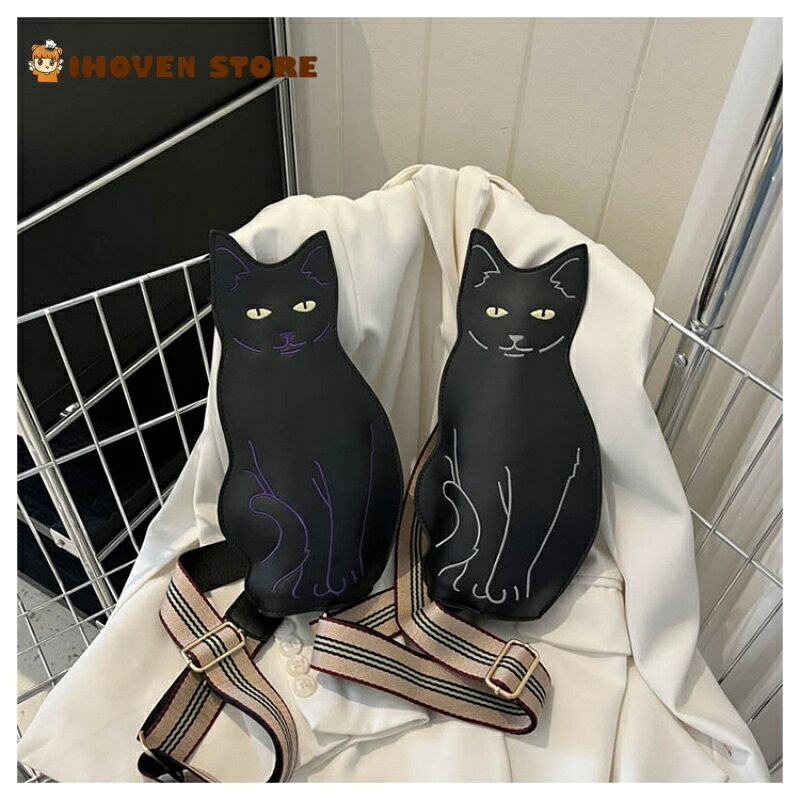 商品特徴 【黒猫デザインの個性派サコッシュ】 シルエットがそのまま黒猫のかたちになったユニークなボディバッグ。コーディネートのアクセントになる、遊び心のあるデザインが魅力です。 【選べる2色のアクセントライン】 黒猫の輪郭を際立たせるラインが、上品な紫と落ち着いたグレーの2色からお選びいただけます。お好みのスタイルに合わせてお楽しみください。 【軽量で持ち歩きやすい】 本体重量は約0.16kg（160g）と非常に軽量。肩にかけても負担になりにくく、毎日のちょっとしたお出かけにぴったりです。 【スマホや小物が収納できる実用性】 本体サイズ：高さ約30cm、幅約9.5cm（上部・下部共通）。背面にはファスナーポケットを配置。内部にはスマートフォンや鍵、リップなどの小物を収納できます。飾りだけでなく、ちょっとした外出時に活躍します。 【上質なPU素材】 高品質のPU（合成皮革）を使用。柔らかく適度なハリ感があり、通年使いやすい素材です。手入れも簡単で、さっと拭くだけで清潔に保てます。 仕様詳細 材質 PU（合成皮革） サイズ（本体） 上幅約9.5cm / 下幅約9.5cm / 高さ約30cm / 厚み約5.5cm ショルダー長さ 約120cm（金具含む） 重量 約0.16kg（160g） カラー 紫ライン / グレーライン（選択可） 内装 背面ファスナーポケット付き、内部に小物収納スペース 生産国 中国 こんなシーンにおすすめ - カジュアルコーデのポイントに - フェスやイベントでの軽量バッグとして - お散歩やちょっとしたお買い物に - 猫好きな方へのプレゼントに - 友人へのプチギフトとして ご注意事項 - PU素材の特性上、長期間の直射日光や高温多湿での保管は変色・劣化の原因となる場合があります。 - 強い衝撃や引っかき傷にはご注意ください。 - 水濡れは避けてください。濡れた場合は柔らかい布で優しく拭き取ってください。 - 装飾性を重視したデザインです。過度な重量物の収納には向いておりません。 - 小さな部品（ファスナー・金具）が含まれます。お子様の誤飲にご注意ください。 - 【色差について】 撮影環境やモニターにより、実際の色味と若干異なる場合があります。あらかじめご了承ください。 - 仕様は改善のため予告なく変更する場合があります。 ※黒猫がおしゃれにあなたの日常に寄り添う、ユニークなボディバッグです。 【注意事項】：・当店でご購入された商品は、原則として、「個人輸入」としての取り扱いになり、中国からお客様のもとへ直送されます。 ・通関時に関税・輸入消費税が課税される可能性があります。 ・課税額はご注文時には確定しておらず、通関時に確定しますので、商品の受け取り時に着払いでお支払いください。詳細はこちら ご確認下さい。 ・個人輸入される商品は、全てご注文者自身の「個人使用・個人消費（日本に居住する者に寄贈される物で、当該寄贈を受ける者の個人的な使用に供される場合を含みます。）」が前提となります。 第三者への譲渡・転売が法令で禁止されるもの（医薬品、医薬部外品、化粧品等を含みますが、これに限られません。）もございますのでご注意下さい。 ・一部商品は国内の提携先倉庫から配送されます。 ・国内配送の商品は国内でのお買い物と同じく消費税が発生いたします。関税はかかりません。 ＊色がある場合、モニターの発色の具合によって実際のものと色が異なる場合がある。