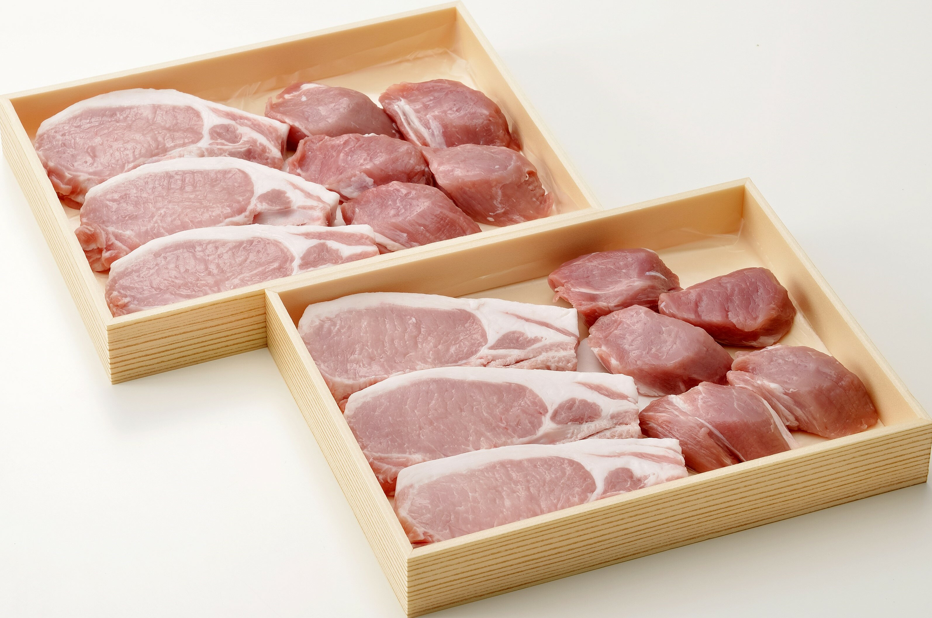商品情報名称いばらき地養豚とんかつ用お肉セット産地茨城県内容量豚ロース肉720g豚ヒレ肉400g発送形態遠方への発送も考慮しまして冷凍便となります。保存温度-18℃以下で保存してください。賞味期限は約1ヶ月間です。解凍方法冷蔵庫で時間をかけて解凍してください。常温での解凍は急激な温度変化により、お肉の旨みが逃げてしまいます。品質・風味が損なわれますので、ご注意ください。銘柄豚「いばらき地養豚」とんかつ用お肉セット！※ロース切身120g×6枚＆ヒレ切身400g☆ ジュージュー音を立てて焼いて♪♪とんかつ、とんてき、ステーキetc…※全ての商品画像はイメージです。 ★肉厚ロース切身とヒレ切身でボリューム満点★ ロース＆ヒレの切身をセットにしました♪とんかつ、とんてきなどガッツリどうぞ！ ちょうど良い脂身のロース肉：とんかつに最適です♪ ヘルシーな赤身の豚ヒレ肉：カロリーが気になる方♪ ガッツリなロースにアッサリなヒレ♪ 今日は…かつ丼で決まり！ロース カロリーを気にせずガッツリ食べたい！ヒレ 勝負事にはカツでゲン担ぎ！ こんにちは！店長の田中です(^^)/豚の脂質は心と体の働きを高める効率的なエネルギーの源！お肉が美味しいと脂も美味しい◎ 1