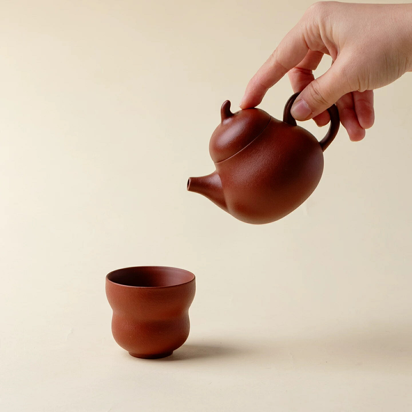 ■宜興 紫砂茶杯 3点セット 朱泥 ⚫︎サイズ 口径 5.9cm / 高さ5.3cm / 容量 約70ml​ ⚫︎産地 江蘇省・宜興 ・表面が多孔質のため、茶の雑味をとりのぞき、まろやかな味わいに仕上げます ・質の良い朱泥で手づくりされており、使うほどに色やツヤに美しい変化が現れます ※洗剤は使わないでください。お手入れの際は熱湯を通し、蓋をあけてしっかり乾燥させてください。