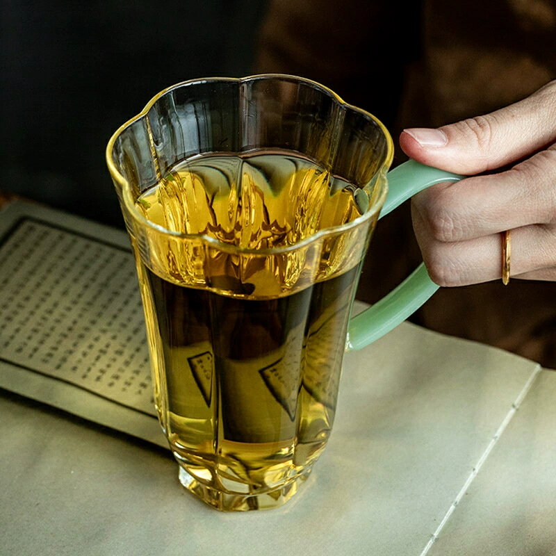 茶湯の水色を美しくみせるガラス製の茶杯です。耐熱ですが、熱い湯や飲み物を注ぐ際は温度差にご注意ください。ガラス製品は割れ物です。取り扱いには十分ご注意ください。柄の出方や色の濃さ、サイズや容量には個体差があります。商品の色味は、お客様のお使いのモニター設定、お部屋の照明等により実際と異なる場合がございます。上記理由による、返品?交換はお受けできません。ご了承の上お買い求め下さいますようお願い致します。