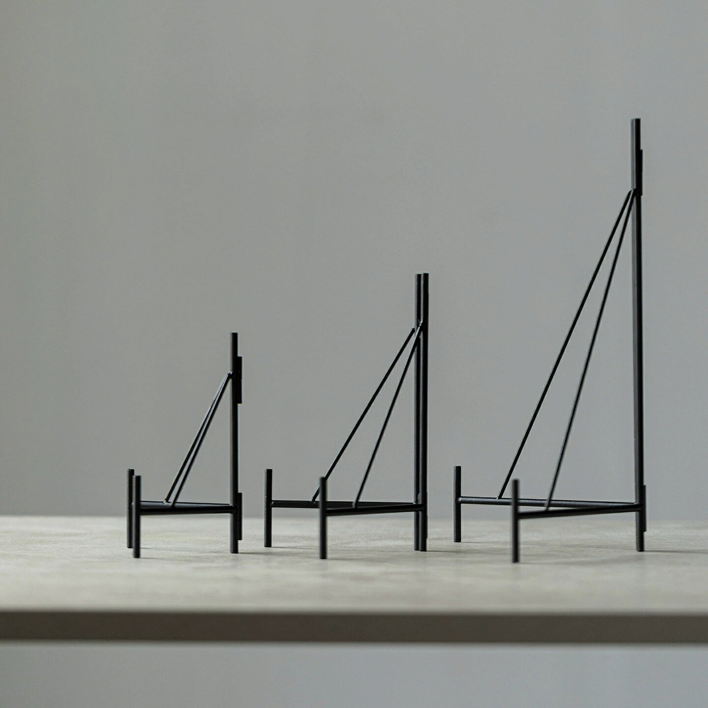 ■ 皿立て 鉄製 プレートスタンド 材質：鉄製 ・黒の落ち着いた色合いが、展示物を引き立て、どんなインテリアにも自然に溶け込みます。 ・ブプーアル茶や餅茶のディスプレイにも最適で、コレクションを上品に演出します。 茶道具 茶道 中国茶 台湾茶 中国茶器 茶器 紅茶 アフタヌーンティー ハーブティー