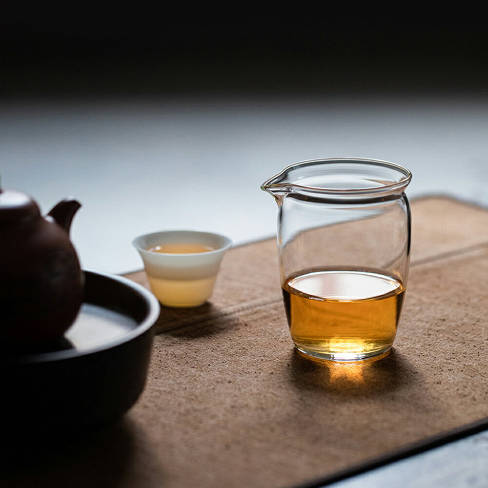 茶湯の水色を美しくみせるガラス製の公道杯です。容量：200ml耐熱ですが、熱い湯や飲み物を注ぐ際は温度差にご注意ください。ガラス製品は割れ物です。取り扱いには十分ご注意ください。柄の出方や色の濃さ、サイズや容量には個体差があります。商品の色味は、お客様のお使いのモニター設定、お部屋の照明等により実際と異なる場合がございます。上記理由による、返品?交換はお受けできません。ご了承の上お買い求め下さいますようお願い致します。