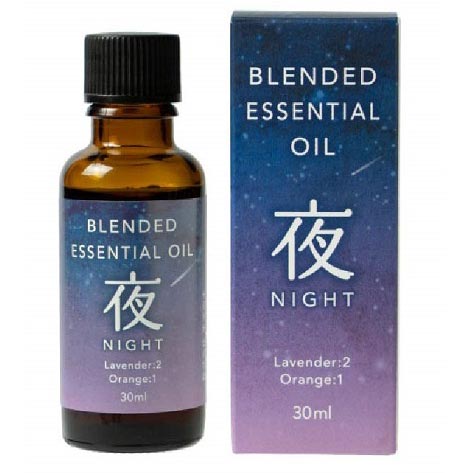 生活の木 ブレンド精油 夜 NIGHT 30ml ラベンダーとオレンジスイートの精油をバランスよくブレンド。甘くてみずみずしい果実感がありながら、落ち着いた雰囲気を演出する香りです。 発売元:生活の木 内容量:30ml アロマディフューザーなどで香らせ、ゆったりとしたリラックスタイムをお楽しみください。 「生活の木 ブレンド精油 夜 NIGHT 30ml」は、ラベンダーとオレンジスイートの精油を配合した、甘くてみずみずしい果実感がありながら、落ち着いた雰囲気を演出する香りのブレンド精油です。軽やかでゆったりとしたフローラルな香りのラベンダーと、親しみやすい柑橘の香りのオレンジスイートを2：1の割合でブレンドしています。 アロマディフューザーなどで香らせ、ゆったりとしたリラックスタイムをお楽しみください。30ml入り。 ブレンド内容 ラベンダー、オレンジ 広告文責:いいもの健康有限会社 電話番号: 042-498-2113　