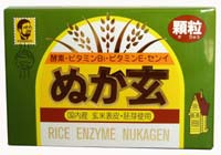 ぬか玄 顆粒 玄米に豊富なビタミンB1、ビタミンE、食物繊維などの栄養素をいかした「ぬか玄」。国内産の玄米表皮・胚芽を使用しております。 発売元:杉食 内容量:160g(2g×80包) サイズ(奥行×横幅×高さ):54×160×105(mm) 1日量(目安):3〜9袋 使用の目安:約9〜27日間 玄米の栄養素を活かし、吸収も考慮した顆粒タイプ 玄米から胚芽や表皮を取り除いて精白したものが白米で、ビタミン・ミネラルは胚芽や表皮に全体の約95%が含まれており、白米に含まれるのはわずか5%に過ぎません。 「ぬか玄 顆粒」は、米ぬか(玄米表皮)と玄米胚芽に微生物(麹菌)を活用し発酵させた健康補助食品です。玄米に含まれているビタミンB1、B2、Eや鉄分、食物繊維などの栄養素をバランスよく含んでいます。また原料に使用しております玄米表皮と胚芽は全て国内産の原料を使用しております。 「ぬか玄 顆粒」は、粉末より粒子を大きくし食べやすくした顆粒タイプの玄米加工食品です。玄米の栄養素をいかし、身体に吸収しやすいよう工夫しました。毎日の食生活に「ぬか玄 顆粒」を取り入れ、健康的な毎日をお過ごしください。 ぬか玄 顆粒のお召し上がり方 そのまま水・ぬるま湯・牛乳などでお召し上がりください。栄養補助食品として、1日に3回 1〜3袋を目安にお召し上がりください。 原材料 玄米表皮、胚芽、麦芽糖、乳糖、酵素生産菌、デキストリン 栄養成分表 100gあたり エネルギー 410kcal ビタミンB1 1.74mg たんぱく質 11.7g ビタミンB2 0.27mg 脂質 18.9g ビタミンE 0.6mg 炭水化物 38.6g カルシウム 41.6mg ナトリウム 19.1mg 鉄 6.66mg 食物繊維 19.5g ナイアシン 43.1mg 広告文責:いいもの健康有限会社 電話番号: 042-498-2113　