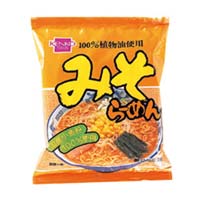 健康フーズ みそラーメン 100g 原料に国産小麦粉を100%使用し、100%植物油で揚げた、無かん水麺のインスタント麺。香りの良いみそ味に仕上げました。 発売元:健康フーズ 内容量:100g(麺92g) 自然の素材にこだわった、香りの良いみそ味のインスタント麺。 「健康フーズ みそラーメン 100g」は、100%国内産の小麦粉を原料に用い、麺の揚げ油には100%植物油を使用したインスタント麺です。麺は無かん水麺で、自然塩を使用しています。 スープは自然の素材にこだわり、香りの良いみそ味に仕上げました。 健康フーズ みそラーメン 100g のお召し上がり方 お鍋にお湯500cc(コップ3杯)をわかし煮たったらラーメンを入れて、2分から3分位煮てください。 めんがほぐれましたら、火を止めて添付のスープを加えてください。 あり合わせの野菜を加えますとよりおいしくいただけます。 原材料 油揚げめん(小麦粉、植物油脂、小麦たん白、食塩)、粉末みそ、食塩、糖類、酵母エキス、香辛料、粉末魚醤、麦芽エキス、かつお粉末、植物油脂、卵殻カルシウム、酸化防止剤(ビタミンE) 栄養成分表 1食あたり エネルギー 459kcal たんぱく質 10.8g 脂質 17.0g 炭水化物 65.8g ナトリウム(めん) 0.3g ナトリウム(スープ) 1.9g 広告文責:いいもの健康有限会社 電話番号: 042-498-2113　