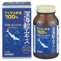 深海鮫エキスカプセル 180粒 スクワレン99.6%以上含有したアイ鮫肝油100%の深海鮫エキスを、ソフトカプセルに詰めました。 発売元:オリヒロ 内容量:79.2g(440mg(内溶液300mg)×180粒) サイズ(奥行×横幅×高さ):60×60×110(mm) 1日量(目安):6粒 使用の目安:約30日間 6粒に、深海鮫肝油1,800mg配合。 アイ鮫は、光や酸素が届きにくい過酷な深海でも生きられるように、体重の約1/4を占めるほどの肝臓を持ち、そこにたくさんの栄養を蓄えています。スクアレンは、アイ鮫の肝油に含まれる無臭で無色透明の不飽和脂肪酸です。 「深海鮫エキスカプセル 180粒」は、アイ鮫の肝油から、純度99.6%以上のスクワレンのみを使用し、ソフトカプセルに詰めた栄養補助食品です。1日の目安量6粒に、深海鮫精製肝油1,800mgが含まれています。 高純度のスクワレンを含んだ「深海鮫エキスカプセル 180粒」を、毎日の健康維持にお役立て下さい。 深海鮫エキスカプセル 180粒 のお召し上がり方 ●健康補助食品として1日に6粒程度を目安に、お食事時などに数回に分けて、水またはお湯と共にお召しお上がりください。 ●のどに違和感がある場合は水を多めに飲んでください。 ●初めてご利用いただくお客様は少量からお召し上がりください。 ●空腹時の大量の摂取は控えてください。 ●1日の摂取目安量はお守りください。 原材料 深海鮫精製肝油 (スクワレン99.6%以上含有)、ゼラチン、グリセリン　 栄養成分表 6粒(2.64g)あたり エネルギー 19kcal たんぱく質 0.64g 脂質 1.8g 炭水化物 0.11g ナトリウム 2mg 深海鮫精製肝油 (スクワレン99.6%以上含有) 1,800mg 広告文責:いいもの健康有限会社 電話番号: 042-498-2113　