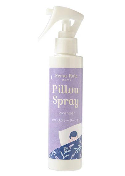 生活の木 ネムリラ ピロースプレー ラベンダー 150ml 枕にシュッとスプレーすると、エッセンシャルオイルの柔らかな香りに包まれてお休みいただけます。ラベンダー、クラリセージなどの深みのある香り。 発売元:生活の木 内容量:150ml 主な使用精油:ラベンダー、クラリセージ 1日の終わりに、ゆったりとした休息を。 「生活の木 ネムリラ ピロースプレー ラベンダー 150ml」は、枕にシュッとスプレーして、エッセンシャルオイルの柔らかな香りに包まれながらおやすみいただけるスプレーです。ラベンダー、クラリセージなどの深みのある、ゆったりとして落ち着いた香りです。150ml入り。 生活の木 ネムリラ ピロースプレー ラベンダー 150ml のご利用方法 枕から20cmほど離して1〜2回スプレーしてください。 スプレー後は布地の表面が乾いていることを確認してからお使いください。 枕の上にタオルをのせ、その上にスプレーをする使用方法がおすすめです。 ※トリガーの下にあるツメを90度回転させてロックを解除してください。 成分 水、エタノール、PEG-40水添ヒマシ油、ラベンダー精油、クラリーセージ精油、スパイクラベンダー精油、グレープフルーツ精油、ゼラニウム精油 広告文責:いいもの健康有限会社 電話番号: 042-498-2113