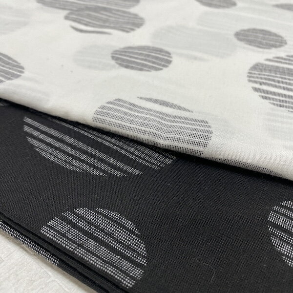 Rakuten - コットン 綿 マンガン絣 ヨーヨー柄 生地 30番手 やや薄手 普通地 平織り 花柄 水玉 ドット オフ ブラック 国産 服地 110cm巾 【50cm単位】 〈品番OYY024〉