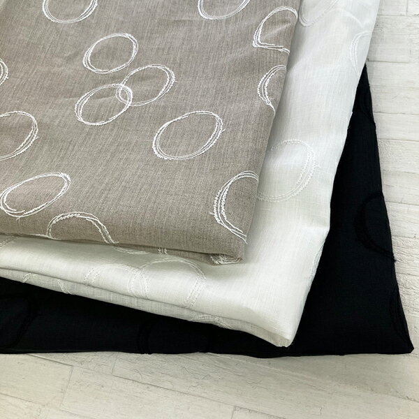 商品情報素材下生地：リネン100%刺繍糸 : コットン100%生地幅約115-120cm（生地の幅）105cm（刺繍が入っている部分の幅）カラーON0561-NA.キナリON0561-OW.オフON0562-99.ブラックお洗濯上のご注意繊細な生地ですので、お洗濯は手洗いで優しく押し洗いしてください。多少縮む場合がございます。予めご了承ください。蛍光剤、漂白入り洗剤は色むらの原因となりますのでお避けください（キナリ、カラー商品の場合）。ご注意点モニターの発色の具合によって実際のものと色が異なる場合があります。生地がキナリ、オフ色の商品の場合は、加工ロット、シーズンにより、濃い、薄いと差がございます。色を合わせられる場合は必ず同じ注文分からお使いください。生地有効巾＝実際に使用できる部分の巾、となります。有効巾の外側の無地部分に、傷や汚れが含まれる場合でも、良品の範囲とさせていただきます。追跡可能メール便発送目安：合計1.5mまでとなります。追跡可能メール便指定の場合でも、他商品とのまとめ買いにより、追跡可能メール便対応サイズにおさまらない場合は、「ヤマト宅急便」に変更させていただきます。サンプル生地サンプルのご注文はこちら ※注文時、品番をご入力いただきますので、商品番号をお控えください。商品番号ON0561ON0562【在庫限り】リネン 刺繍 幾何柄 生地 60番手 薄手 レース オリジナルデザイン Bubble 黒 ブラック オフ キナリ 国産 105cm巾 【50cm単位】〈品番ON0561ON0562〉 大胆なリング柄が目を惹く国産リネン刺繍 【繊細な刺繍の大胆モチーフ】 北陸産地にて、弊社定番人気の60番手リネン100%、平織りの下生地に、綿の晒糸で刺繍をしました。シャボン玉のような手書き風モチーフが、ふんわりと浮かび上がるデザインです。北陸産地にて刺繍から染色整理加工を一貫して行ったエンブロイダリーレース生地です。弊社オリジナルのデザインに、下地は透けにくい適度な厚みの物を使い、幅広いアイテムに使えるようにしています。ブラウスの身頃や袖、襟などに部分使いで変化をつけたデザインの洋服にもお勧めです。【made in japan】日本国内で企画、製織、刺繍、風合い加工されたリネンファブリックです。【素材】下生地：リネン100%刺繍糸 : コットン100%【生地巾】約115-120cm【生地有効巾】105cm（刺繍の入っている部分）【生地色】ON0561-NA.キナリON0561-OW.オフON0562-99.ブラック【表示価格】50cm単位の価格になります(ご注文入力例)0.5m＝11m＝21.5m＝3〜5m＝10とご入力ください 実はライン部分にもこだわりがあり 変化をつけたデザインです 若干透け感あります 手書き風大きめモチーフが シンプルながらも目を惹きます 【在庫がある場合】2〜5営業日以内に発送します。 【在庫がある場合】2〜5営業日以内に発送します。1