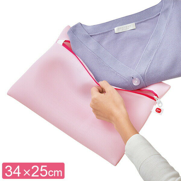 衝撃吸収マシュマロメッシュおしゃれ着を洗濯機で手洗いのように洗えるランジェリーネット。糸くずの侵入をおさえ、洗濯時の衝撃を吸収する立体メッシュを使用。畳んだ衣類がフィットするサイズ洗濯中の衣類のかたより、型崩れを防ぎます。大きなつまみオリジナルのつまみやすい引手を使用しているので出し入れラクラク。乾燥機対応乾燥機でそのまま乾燥できます。ドラム式洗濯機対応ドラム式洗濯機にも対応しています。洗濯物の目安女性用Mサイズのセーターなら1枚、カーディガンなら1枚、ブラウスなら1枚。ご注意衣類等の洗濯以外には使用しないでください。業務用には使用しないでください。商品サイズ（約）横34×縦25×厚さ1.5cm材質ポリエステル製造国中国製造メーカーダイヤ関連キーワード： 洗濯用品 洗濯グッズ ランドリー用品 ランドリーグッズ セーター 偏り防止 型崩れ防止 ランジェリー 下着 ブラジャー マシュマロメッシュ 形を保つ ドラム式対応 洗濯ネット 衝撃吸収 デリケート衣類 レディースウエア 乾燥機対応 旅行用洗濯 収納バッグ 旅行洗濯ネット 便利グッズ 便利アイテム アイデア商品 家事楽 家事ラク 家事効率化 時短家事 コンパクト 使いやすい おすすめ トラベル用品 トラベルグッズ 角型 スクエア 一人暮らし新生活