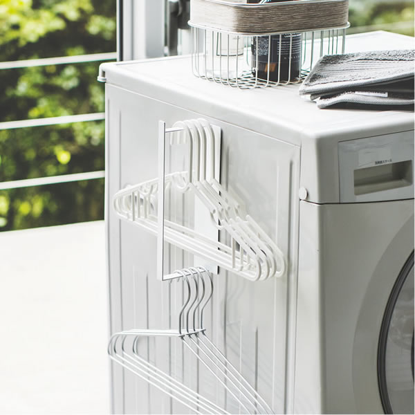 洗濯ハンガーをスリムに一括収納 ！強力磁石で洗濯機横に簡単取付！Sサイズ。かさばる洗濯ハンガーを洗濯機横のすきまにスッキリ一括収納！取り出しやすく、使った後はスリムに収納。洗濯物をその場でハンガーに掛けられるから動作がスムーズ！ハンガーを2段に収納したり、下にはピンチハンガーなどをかけることもできます。洗濯バサミも収納可能。横向きにも使用できます！ピンチハンガー・お掃除ツール・バスブーツなどの収納にも使えます。横向き使用時にブラシなどを掛けられるフック3個付き。付属の木ネジで壁面にも簡単取り付け。ランドリールームやクローゼットの壁面に。アイデア1つで色々な使い方ができる便利なラックです。付属品：マグネット×1　フック×3　木ネジ×2商品サイズ(約)幅6×奥行8.5×高さ26cm内寸(約)奥行8×高さ22cm重量（約）295g材質本体/スチール(粉体塗装)耐荷重(約)ラック/3kg フック1つあたり/250g製造国中国製造メーカー山崎実業関連キーワード： 山実 yamazaki 磁石 小物 収納 ボトル スプレー ラック バー フック 掛け デッドスペース 有効活用 空間活用 壁面収納 浮かせる収納 衛生的 清潔 簡単取付 バスブーツ フック付き ピンチハンガー 木ネジ取付 洗面所 脱衣所 クローゼット WIC 掃除用具 洗剤 幅6 奥行8.5 高さ26 センチ cm 耐荷重3kg スチール製 洗濯ピンチ 洗濯ハンガー シンプル スマート スリム スタイリッシュ すっきり 片付く コンパクト 省スペース おすすめ 便利 人気 白