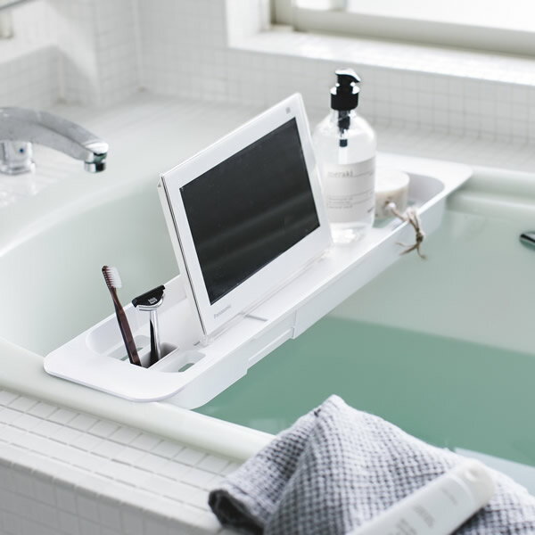 伸縮式バスタブトレーバスタブの空いたスペースを有効活用。ボトルなどのバスグッズが収納できます。本やテレビ、スマートフォンなどを持ち込めば、お風呂で読書、テレビ鑑賞、音楽鑑賞など普段の入浴はもちろん、半身浴の時もゆったりくつろぎのお風呂タイムを過ごせます。たっぷり収納浴槽の幅に合わせて内容量も伸縮！ディスペンサーやチューブなど多様な浴室用品が収納できます。歯ブラシや髭剃りなどのケアグッズなどを立てられるポケット付き。バスタブの幅に合わせて伸縮浴槽内寸約48〜65cmまでに対応。裏面は滑り止め付きでしっかり安定。付属品:カトラリーポケット×2商品サイズ(約)幅57.5×奥行15.5×高さ4.5cm内寸サイズ（約）幅64×奥行13.5×深さ3cm重量（約）650g材質本体 / ABS樹脂耐荷重(約)3kg耐熱温度90度耐冷温度-40度品番3546製造国中国製造メーカー山崎実業関連キーワード： 山実 tower タワー お風呂で 入浴 バスタイム バスタブ 浴槽 テーブル 浴室 バストレイ リラックス スマホ タブレット リラックス 長湯 湯舟 バスグッズ 収納 お風呂タイム デッドスペース 有効活用 伸縮式 くつろぐ ゆっくり 浸かる ポケット付き 幅57.5〜 幅75 奥行15.5 高さ4.5 センチ cm 耐荷重3kg 読書 テレビ鑑賞 音楽鑑賞 YouTube 動画鑑賞 映画鑑賞 シンプル 使いやすい 人気 おすすめ コンパクト 便利 バズグッズ 白 黒 お風呂用