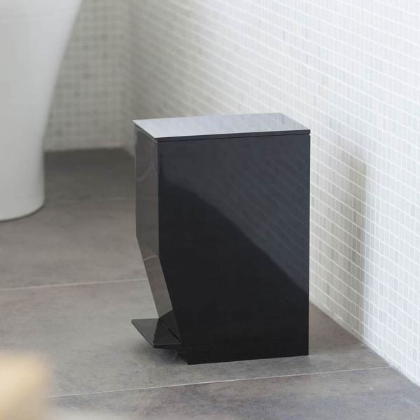 トイレにすっきり収まるシンプルデザインシンプルでスタイリッシュなペダル式トイレポット。シンプルなデザインなのでトイレにすっきり収まります。ゴミが捨てやすいフタを触る必要がないペダル式。ペダルを踏んだときの開口部は約70度開くので、ゴミ捨てしやすい。メンテナンスラクラク蓋だけを開けば90度以上開いたままにできるので、袋のセットが簡単です。袋止めリングは指が入りやすい形状なので、溜まったゴミの出し入れスムーズ。中は凹凸がなくすっきりとしているので、お手入れラクラク。移動ラクラク背面には、お掃除やゴミ出しの際に便利な持ち手付き。商品サイズ（約）幅12×奥行19×高さ27.5cm容量（約）3.9L重量（約）750g材質本体、蓋、ペダル/ABS樹脂　袋止めリング/ポリプロピレン　ロッド/スチール(ユニクロメッキ)耐熱温度80度耐冷温度-40度製造国中国製造メーカー山崎実業関連キーワード： 山実 yamazaki トイレ サニタリー ボックス ポット ゴミ箱 ダストボックス 汚物入れ 足踏みペダル ペダル式 ゴミ入れ 屑かご 屑いれ 生理用品 蓋つき ふた付き 洗面所 脱衣所 リビング 寝室 子供部屋 キッチン 台所 幅12 奥行19 高さ27.5 センチ cm 容量3.9L 持ち手つき シンプル スリム スマート スタイリッシュ モダン おしゃれ コンパクト 省スペース おすすめ 便利 使いやすい 人気 デザイン インテリア 黒 trash　can toilet sanitary