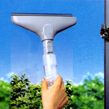 水の容量が見えるワイパーカビの原因になる窓ガラスの結露をキャッチ。独自のヘッド構造ですばやく水滴を集めます。窓ガラス、浴室、壁面、鏡などに。水を溜めるボトルは透明で、拭き取った量がわかります。ボトル容量200ml材質ヘッド/ABS樹脂　ボト...