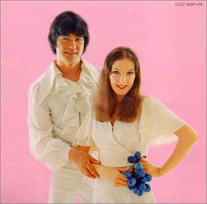 【中古】［CD］しんぐるこれくしょん【メーカー名】【メーカー型番】【ブランド名】コロムビアミュージックエンタテインメント【商品説明】しんぐるこれくしょんこちらの商品は中古品となっております。 画像はイメージ写真ですので 商品のコンディション・付属品の有無については入荷の度異なります。 買取時より付属していたものはお付けしておりますが付属品や消耗品に保証はございません。 商品ページ画像以外の付属品はございませんのでご了承下さいませ。 中古品のため使用に影響ない程度の使用感・経年劣化（傷、汚れなど）がある場合がございます。 また、中古品の特性上ギフトには適しておりません。 当店では初期不良に限り 商品到着から7日間は返品を受付けております。 他モールとの併売品の為 完売の際はご連絡致しますのでご了承ください。 プリンター・印刷機器のご注意点 インクは配送中のインク漏れ防止の為、付属しておりませんのでご了承下さい。 ドライバー等ソフトウェア・マニュアルはメーカーサイトより最新版のダウンロードをお願い致します。 ゲームソフトのご注意点 特典・付属品・パッケージ・プロダクトコード・ダウンロードコード等は 付属していない場合がございますので事前にお問合せ下さい。 商品名に「輸入版 / 海外版 / IMPORT 」と記載されている海外版ゲームソフトの一部は日本版のゲーム機では動作しません。 お持ちのゲーム機のバージョンをあらかじめご参照のうえ動作の有無をご確認ください。 輸入版ゲームについてはメーカーサポートの対象外です。 DVD・Blu-rayのご注意点 特典・付属品・パッケージ・プロダクトコード・ダウンロードコード等は 付属していない場合がございますので事前にお問合せ下さい。 商品名に「輸入版 / 海外版 / IMPORT 」と記載されている海外版DVD・Blu-rayにつきましては 映像方式の違いの為、一般的な国内向けプレイヤーにて再生できません。 ご覧になる際はディスクの「リージョンコード」と「映像方式※DVDのみ」に再生機器側が対応している必要があります。 パソコンでは映像方式は関係ないため、リージョンコードさえ合致していれば映像方式を気にすることなく視聴可能です。 商品名に「レンタル落ち 」と記載されている商品につきましてはディスクやジャケットに管理シール（値札・セキュリティータグ・バーコード等含みます）が貼付されています。 ディスクの再生に支障の無い程度の傷やジャケットに傷み（色褪せ・破れ・汚れ・濡れ痕等）が見られる場合がありますので予めご了承ください。 2巻セット以上のレンタル落ちDVD・Blu-rayにつきましては、複数枚収納可能なトールケースに同梱してお届け致します。 トレーディングカードのご注意点 当店での「良い」表記のトレーディングカードはプレイ用でございます。 中古買取り品の為、細かなキズ・白欠け・多少の使用感がございますのでご了承下さいませ。 再録などで型番が違う場合がございます。 違った場合でも事前連絡等は致しておりませんので、型番を気にされる方はご遠慮ください。 ご注文からお届けまで 1、ご注文⇒ご注文は24時間受け付けております。 2、注文確認⇒ご注文後、当店から注文確認メールを送信します。 3、お届けまで3-10営業日程度とお考え下さい。 　※海外在庫品の場合は3週間程度かかる場合がございます。 4、入金確認⇒前払い決済をご選択の場合、ご入金確認後、配送手配を致します。 5、出荷⇒配送準備が整い次第、出荷致します。発送後に出荷完了メールにてご連絡致します。 　※離島、北海道、九州、沖縄は遅れる場合がございます。予めご了承下さい。 当店ではすり替え防止のため、シリアルナンバーを控えております。 万が一すり替え等ありました場合は然るべき対応をさせていただきます。 お客様都合によるご注文後のキャンセル・返品はお受けしておりませんのでご了承下さい。 電話対応はしておりませんので質問等はメッセージまたはメールにてお願い致します。