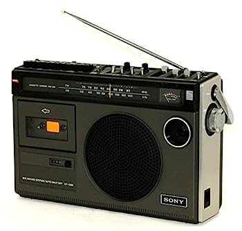 【中古】SONY ソニー CF-1980 FM/AMラジオカセットコーダー (モノラル)【メーカー名】【メーカー型番】【ブランド名】ソニー(SONY)【商品説明】SONY ソニー CF-1980 FM/AMラジオカセットコーダー (モノラル)こちらの商品は中古品となっております。 画像はイメージ写真ですので 商品のコンディション・付属品の有無については入荷の度異なります。 買取時より付属していたものはお付けしておりますが付属品や消耗品に保証はございません。 商品ページ画像以外の付属品はございませんのでご了承下さいませ。 中古品のため使用に影響ない程度の使用感・経年劣化（傷、汚れなど）がある場合がございます。 また、中古品の特性上ギフトには適しておりません。 当店では初期不良に限り 商品到着から7日間は返品を受付けております。 他モールとの併売品の為 完売の際はご連絡致しますのでご了承ください。 プリンター・印刷機器のご注意点 インクは配送中のインク漏れ防止の為、付属しておりませんのでご了承下さい。 ドライバー等ソフトウェア・マニュアルはメーカーサイトより最新版のダウンロードをお願い致します。 ゲームソフトのご注意点 特典・付属品・パッケージ・プロダクトコード・ダウンロードコード等は 付属していない場合がございますので事前にお問合せ下さい。 商品名に「輸入版 / 海外版 / IMPORT 」と記載されている海外版ゲームソフトの一部は日本版のゲーム機では動作しません。 お持ちのゲーム機のバージョンをあらかじめご参照のうえ動作の有無をご確認ください。 輸入版ゲームについてはメーカーサポートの対象外です。 DVD・Blu-rayのご注意点 特典・付属品・パッケージ・プロダクトコード・ダウンロードコード等は 付属していない場合がございますので事前にお問合せ下さい。 商品名に「輸入版 / 海外版 / IMPORT 」と記載されている海外版DVD・Blu-rayにつきましては 映像方式の違いの為、一般的な国内向けプレイヤーにて再生できません。 ご覧になる際はディスクの「リージョンコード」と「映像方式※DVDのみ」に再生機器側が対応している必要があります。 パソコンでは映像方式は関係ないため、リージョンコードさえ合致していれば映像方式を気にすることなく視聴可能です。 商品名に「レンタル落ち 」と記載されている商品につきましてはディスクやジャケットに管理シール（値札・セキュリティータグ・バーコード等含みます）が貼付されています。 ディスクの再生に支障の無い程度の傷やジャケットに傷み（色褪せ・破れ・汚れ・濡れ痕等）が見られる場合がありますので予めご了承ください。 2巻セット以上のレンタル落ちDVD・Blu-rayにつきましては、複数枚収納可能なトールケースに同梱してお届け致します。 トレーディングカードのご注意点 当店での「良い」表記のトレーディングカードはプレイ用でございます。 中古買取り品の為、細かなキズ・白欠け・多少の使用感がございますのでご了承下さいませ。 再録などで型番が違う場合がございます。 違った場合でも事前連絡等は致しておりませんので、型番を気にされる方はご遠慮ください。 ご注文からお届けまで 1、ご注文⇒ご注文は24時間受け付けております。 2、注文確認⇒ご注文後、当店から注文確認メールを送信します。 3、お届けまで3-10営業日程度とお考え下さい。 　※海外在庫品の場合は3週間程度かかる場合がございます。 4、入金確認⇒前払い決済をご選択の場合、ご入金確認後、配送手配を致します。 5、出荷⇒配送準備が整い次第、出荷致します。発送後に出荷完了メールにてご連絡致します。 　※離島、北海道、九州、沖縄は遅れる場合がございます。予めご了承下さい。 当店ではすり替え防止のため、シリアルナンバーを控えております。 万が一すり替え等ありました場合は然るべき対応をさせていただきます。 お客様都合によるご注文後のキャンセル・返品はお受けしておりませんのでご了承下さい。 電話対応はしておりませんので質問等はメッセージまたはメールにてお願い致します。