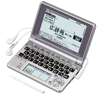 【中古】（非常に良い）CASIO Ex-word 電子辞書 XD-SP6700 100コンテンツ多辞書 ネイティブ+7ヶ国TTS音声対応 メインパネル+手書きパネル搭載 モデル【メーカー名】【メーカー型番】【ブランド名】CASIO(カシオ)【商品説明】CASIO Ex-word 電子辞書 XD-SP6700 100コンテンツ多辞書 ネイティブ+7ヶ国TTS音声対応 メインパネル+手書きパネル搭載 モデルこちらの商品は中古品となっております。 画像はイメージ写真ですので 商品のコンディション・付属品の有無については入荷の度異なります。 買取時より付属していたものはお付けしておりますが付属品や消耗品に保証はございません。 商品ページ画像以外の付属品はございませんのでご了承下さいませ。 中古品のため使用に影響ない程度の使用感・経年劣化（傷、汚れなど）がある場合がございます。 また、中古品の特性上ギフトには適しておりません。 当店では初期不良に限り 商品到着から7日間は返品を受付けております。 他モールとの併売品の為 完売の際はご連絡致しますのでご了承ください。 プリンター・印刷機器のご注意点 インクは配送中のインク漏れ防止の為、付属しておりませんのでご了承下さい。 ドライバー等ソフトウェア・マニュアルはメーカーサイトより最新版のダウンロードをお願い致します。 ゲームソフトのご注意点 特典・付属品・パッケージ・プロダクトコード・ダウンロードコード等は 付属していない場合がございますので事前にお問合せ下さい。 商品名に「輸入版 / 海外版 / IMPORT 」と記載されている海外版ゲームソフトの一部は日本版のゲーム機では動作しません。 お持ちのゲーム機のバージョンをあらかじめご参照のうえ動作の有無をご確認ください。 輸入版ゲームについてはメーカーサポートの対象外です。 DVD・Blu-rayのご注意点 特典・付属品・パッケージ・プロダクトコード・ダウンロードコード等は 付属していない場合がございますので事前にお問合せ下さい。 商品名に「輸入版 / 海外版 / IMPORT 」と記載されている海外版DVD・Blu-rayにつきましては 映像方式の違いの為、一般的な国内向けプレイヤーにて再生できません。 ご覧になる際はディスクの「リージョンコード」と「映像方式※DVDのみ」に再生機器側が対応している必要があります。 パソコンでは映像方式は関係ないため、リージョンコードさえ合致していれば映像方式を気にすることなく視聴可能です。 商品名に「レンタル落ち 」と記載されている商品につきましてはディスクやジャケットに管理シール（値札・セキュリティータグ・バーコード等含みます）が貼付されています。 ディスクの再生に支障の無い程度の傷やジャケットに傷み（色褪せ・破れ・汚れ・濡れ痕等）が見られる場合がありますので予めご了承ください。 2巻セット以上のレンタル落ちDVD・Blu-rayにつきましては、複数枚収納可能なトールケースに同梱してお届け致します。 トレーディングカードのご注意点 当店での「良い」表記のトレーディングカードはプレイ用でございます。 中古買取り品の為、細かなキズ・白欠け・多少の使用感がございますのでご了承下さいませ。 再録などで型番が違う場合がございます。 違った場合でも事前連絡等は致しておりませんので、型番を気にされる方はご遠慮ください。 ご注文からお届けまで 1、ご注文⇒ご注文は24時間受け付けております。 2、注文確認⇒ご注文後、当店から注文確認メールを送信します。 3、お届けまで3-10営業日程度とお考え下さい。 　※海外在庫品の場合は3週間程度かかる場合がございます。 4、入金確認⇒前払い決済をご選択の場合、ご入金確認後、配送手配を致します。 5、出荷⇒配送準備が整い次第、出荷致します。発送後に出荷完了メールにてご連絡致します。 　※離島、北海道、九州、沖縄は遅れる場合がございます。予めご了承下さい。 当店ではすり替え防止のため、シリアルナンバーを控えております。 万が一すり替え等ありました場合は然るべき対応をさせていただきます。 お客様都合によるご注文後のキャンセル・返品はお受けしておりませんのでご了承下さい。 電話対応はしておりませんので質問等はメッセージまたはメールにてお願い致します。