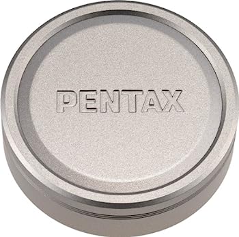 【中古】PENTAX レンズキャップ DA70mm Limited シルバー 31503【メーカー名】【メーカー型番】【ブランド名】ペンタックス【商品説明】PENTAX レンズキャップ DA70mm Limited シルバー 31503こちらの商品は中古品となっております。 画像はイメージ写真ですので 商品のコンディション・付属品の有無については入荷の度異なります。 買取時より付属していたものはお付けしておりますが付属品や消耗品に保証はございません。 商品ページ画像以外の付属品はございませんのでご了承下さいませ。 中古品のため使用に影響ない程度の使用感・経年劣化（傷、汚れなど）がある場合がございます。 また、中古品の特性上ギフトには適しておりません。 当店では初期不良に限り 商品到着から7日間は返品を受付けております。 他モールとの併売品の為 完売の際はご連絡致しますのでご了承ください。 プリンター・印刷機器のご注意点 インクは配送中のインク漏れ防止の為、付属しておりませんのでご了承下さい。 ドライバー等ソフトウェア・マニュアルはメーカーサイトより最新版のダウンロードをお願い致します。 ゲームソフトのご注意点 特典・付属品・パッケージ・プロダクトコード・ダウンロードコード等は 付属していない場合がございますので事前にお問合せ下さい。 商品名に「輸入版 / 海外版 / IMPORT 」と記載されている海外版ゲームソフトの一部は日本版のゲーム機では動作しません。 お持ちのゲーム機のバージョンをあらかじめご参照のうえ動作の有無をご確認ください。 輸入版ゲームについてはメーカーサポートの対象外です。 DVD・Blu-rayのご注意点 特典・付属品・パッケージ・プロダクトコード・ダウンロードコード等は 付属していない場合がございますので事前にお問合せ下さい。 商品名に「輸入版 / 海外版 / IMPORT 」と記載されている海外版DVD・Blu-rayにつきましては 映像方式の違いの為、一般的な国内向けプレイヤーにて再生できません。 ご覧になる際はディスクの「リージョンコード」と「映像方式※DVDのみ」に再生機器側が対応している必要があります。 パソコンでは映像方式は関係ないため、リージョンコードさえ合致していれば映像方式を気にすることなく視聴可能です。 商品名に「レンタル落ち 」と記載されている商品につきましてはディスクやジャケットに管理シール（値札・セキュリティータグ・バーコード等含みます）が貼付されています。 ディスクの再生に支障の無い程度の傷やジャケットに傷み（色褪せ・破れ・汚れ・濡れ痕等）が見られる場合がありますので予めご了承ください。 2巻セット以上のレンタル落ちDVD・Blu-rayにつきましては、複数枚収納可能なトールケースに同梱してお届け致します。 トレーディングカードのご注意点 当店での「良い」表記のトレーディングカードはプレイ用でございます。 中古買取り品の為、細かなキズ・白欠け・多少の使用感がございますのでご了承下さいませ。 再録などで型番が違う場合がございます。 違った場合でも事前連絡等は致しておりませんので、型番を気にされる方はご遠慮ください。 ご注文からお届けまで 1、ご注文⇒ご注文は24時間受け付けております。 2、注文確認⇒ご注文後、当店から注文確認メールを送信します。 3、お届けまで3-10営業日程度とお考え下さい。 　※海外在庫品の場合は3週間程度かかる場合がございます。 4、入金確認⇒前払い決済をご選択の場合、ご入金確認後、配送手配を致します。 5、出荷⇒配送準備が整い次第、出荷致します。発送後に出荷完了メールにてご連絡致します。 　※離島、北海道、九州、沖縄は遅れる場合がございます。予めご了承下さい。 当店ではすり替え防止のため、シリアルナンバーを控えております。 万が一すり替え等ありました場合は然るべき対応をさせていただきます。 お客様都合によるご注文後のキャンセル・返品はお受けしておりませんのでご了承下さい。 電話対応はしておりませんので質問等はメッセージまたはメールにてお願い致します。