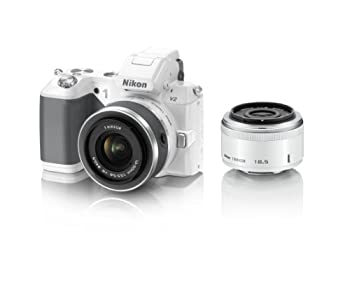 【メーカー名】Nikon【メーカー型番】Nikon 1 V2WLK WH 【ブランド名】Nikon掲載画像は全てイメージです。実際の商品とは色味等異なる場合がございますのでご了承ください。【 ご注文からお届けまで 】・ご注文　：ご注文は24時間受け付けております。・注文確認：当店より注文確認メールを送信いたします。・入金確認：ご決済の承認が完了した翌日よりお届けまで2〜7営業日前後となります。　※海外在庫品の場合は2〜4週間程度かかる場合がございます。　※納期に変更が生じた際は別途メールにてご確認メールをお送りさせて頂きます。　※お急ぎの場合は事前にお問い合わせください。・商品発送：出荷後に配送業者と追跡番号等をメールにてご案内致します。　※離島、北海道、九州、沖縄は遅れる場合がございます。予めご了承下さい。　※ご注文後、当店よりご注文内容についてご確認のメールをする場合がございます。期日までにご返信が無い場合キャンセルとさせて頂く場合がございますので予めご了承下さい。【 在庫切れについて 】他モールとの併売品の為、在庫反映が遅れてしまう場合がございます。完売の際はメールにてご連絡させて頂きますのでご了承ください。【 初期不良のご対応について 】・商品が到着致しましたらなるべくお早めに商品のご確認をお願いいたします。・当店では初期不良があった場合に限り、商品到着から7日間はご返品及びご交換を承ります。初期不良の場合はご購入履歴の「ショップへ問い合わせ」より不具合の内容をご連絡ください。・代替品がある場合はご交換にて対応させていただきますが、代替品のご用意ができない場合はご返品及びご注文キャンセル（ご返金）とさせて頂きますので予めご了承ください。【 中古品ついて 】中古品のため画像の通りではございません。また、中古という特性上、使用や動作に影響の無い程度の使用感、経年劣化、キズや汚れ等がある場合がございますのでご了承の上お買い求めくださいませ。◆ 付属品について商品タイトルに記載がない場合がありますので、ご不明な場合はメッセージにてお問い合わせください。商品名に『付属』『特典』『○○付き』等の記載があっても特典など付属品が無い場合もございます。ダウンロードコードは付属していても使用及び保証はできません。中古品につきましては基本的に動作に必要な付属品はございますが、説明書・外箱・ドライバーインストール用のCD-ROM等は付属しておりません。◆ ゲームソフトのご注意点・商品名に「輸入版 / 海外版 / IMPORT」と記載されている海外版ゲームソフトの一部は日本版のゲーム機では動作しません。お持ちのゲーム機のバージョンなど対応可否をお調べの上、動作の有無をご確認ください。尚、輸入版ゲームについてはメーカーサポートの対象外となります。◆ DVD・Blu-rayのご注意点・商品名に「輸入版 / 海外版 / IMPORT」と記載されている海外版DVD・Blu-rayにつきましては映像方式の違いの為、一般的な国内向けプレイヤーにて再生できません。ご覧になる際はディスクの「リージョンコード」と「映像方式(DVDのみ)」に再生機器側が対応している必要があります。パソコンでは映像方式は関係ないため、リージョンコードさえ合致していれば映像方式を気にすることなく視聴可能です。・商品名に「レンタル落ち 」と記載されている商品につきましてはディスクやジャケットに管理シール（値札・セキュリティータグ・バーコード等含みます）が貼付されています。ディスクの再生に支障の無い程度の傷やジャケットに傷み（色褪せ・破れ・汚れ・濡れ痕等）が見られる場合があります。予めご了承ください。◆ トレーディングカードのご注意点トレーディングカードはプレイ用です。中古買取り品の為、細かなキズ・白欠け・多少の使用感がございますのでご了承下さいませ。再録などで型番が違う場合がございます。違った場合でも事前連絡等は致しておりませんので、型番を気にされる方はご遠慮ください。