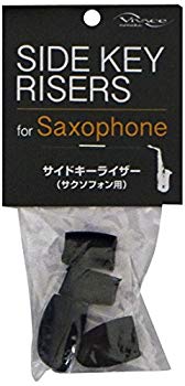 【状態　非常に良い】(中古品)ヴィヴァーチェ　サイド・キィ・ライザー【メーカー名】Vivace【メーカー型番】6117804【ブランド名】vivace【商品説明】ヴィヴァーチェ　サイド・キィ・ライザーサクソフォンの右手サイドキー専用のアタッチメント。サイドキーが低いと感じる方におススメです。手のストロークが短くなり、反応が格段にアップします。伸縮性の高いゴム素材のため、取り付け、取り外しがご自身で行えます。4個1セットです。当店では初期不良に限り、商品到着から7日間は返品を 受付けております。品切れの場合は2週間程度でお届け致します。ご注文からお届けまで1、ご注文⇒24時間受け付けております。2、注文確認⇒当店から注文確認メールを送信します。3、在庫確認⇒中古品は受注後に、再メンテナンス、梱包しますので　お届けまで3日〜10日程度とお考え下さい。4、入金確認⇒前払い決済をご選択の場合、ご入金確認後、配送手配を致します。5、出荷⇒配送準備が整い次第、出荷致します。配送業者、追跡番号等の詳細をメール送信致します。6、到着⇒出荷後、1〜3日後に商品が到着します。当店はリサイクル専門店につき一般のお客様から買取しました中古扱い品です。ご来店ありがとうございます。