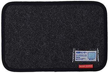【状態　非常に良い】(中古品)【正規品】 MUSICWORKS 楽器用 調湿 消臭シート FX Defender Sサイズ【メーカー名】MUSIC WORKS【メーカー型番】FXD1-S/BK【ブランド名】MUSIC WORKS【商品説明】【正規品】 MUSICWORKS 楽器用 調湿 消臭シート FX Defender Sサイズ安心の国内ブランド不織布のシートの間にシリカゲルを挟むことで、シリカゲルの表面積を広く取り、最大限の調湿・消臭効果を発揮します。シリカゲルの効果により、多湿による入出力端子などの接点不良を防止し、ガリ・ノイズ、音が出ないなどの症状を防ぎます。厚さ約5mmのシートをエフェクター等の機器の上に載せることで、ケース内での衝撃を和らげ、思わぬ破損を防止します。シート寸法 : 300(W) x 200(L) x 5mm(D)当店では初期不良に限り、商品到着から7日間は返品を 受付けております。品切れの場合は2週間程度でお届け致します。ご注文からお届けまで1、ご注文⇒24時間受け付けております。2、注文確認⇒当店から注文確認メールを送信します。3、在庫確認⇒中古品は受注後に、再メンテナンス、梱包しますので　お届けまで3日〜10日程度とお考え下さい。4、入金確認⇒前払い決済をご選択の場合、ご入金確認後、配送手配を致します。5、出荷⇒配送準備が整い次第、出荷致します。配送業者、追跡番号等の詳細をメール送信致します。6、到着⇒出荷後、1〜3日後に商品が到着します。当店はリサイクル専門店につき一般のお客様から買取しました中古扱い品です。ご来店ありがとうございます。