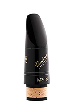 【状態　非常に良い】(中古品)バンドーレン B♭クラリネット マウスピース プロファイル88 M30-LYRE【メーカー名】VANDOREN【メーカー型番】CM30018【ブランド名】VANDOREN【商品説明】バンドーレン B♭クラリネット マウスピース プロファイル88 M30-LYREプロファイル88:トラディショナルに比べ、ビーク外部の角度が若干鋭角になっており、演奏姿勢、息の入れ方、コントロールの仕方に変化が生まれます。5RV-LYREよりも開きが広く、フェイシングが長いモデル。より柔軟でまろやかな音を生み出します。■ティップオープニング:1.135mm■フェイシング:ロング当店では初期不良に限り、商品到着から7日間は返品を 受付けております。品切れの場合は2週間程度でお届け致します。ご注文からお届けまで1、ご注文⇒24時間受け付けております。2、注文確認⇒当店から注文確認メールを送信します。3、在庫確認⇒中古品は受注後に、再メンテナンス、梱包しますので　お届けまで3日〜10日程度とお考え下さい。4、入金確認⇒前払い決済をご選択の場合、ご入金確認後、配送手配を致します。5、出荷⇒配送準備が整い次第、出荷致します。配送業者、追跡番号等の詳細をメール送信致します。6、到着⇒出荷後、1〜3日後に商品が到着します。当店はリサイクル専門店につき一般のお客様から買取しました中古扱い品です。ご来店ありがとうございます。