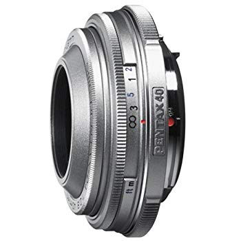【状態　非常に良い】（中古品）PENTAX パンケーキレンズ DA40mmF2.8 Limited Silver(ケース・フード付) DA40F2.8SILVER【メーカー名】ペンタックス【メーカー型番】DA40F2.8SILVER【ブランド名】ペンタックス【商品説明】PENTAX パンケーキレンズ DA40mmF2.8 Limited Silver(ケース・フード付) DA40F2.8SILVERB004MUIHNGお届け：到着まで3日〜10日程度とお考え下さい。当店では初期不良に限り、商品到着から7日間は返品を受付けております。お客様都合での返品はお受けしておりませんのでご了承ください。他モールとの併売品の為、売り切れの場合はご連絡させて頂きます。当店の・品は、お客様から買い取りました中古扱い品です。ご注文からお届けまで1、ご注文⇒ご注文は24時間受け付けております。2、注文確認⇒ご注文後、当店から注文確認メールを送信します。3、在庫確認⇒お届けまで3日〜10日程度とお考え下さい。海外在庫は10日〜2週間の見込みです。4、入金確認⇒前払い決済をご選択の場合、ご入金確認後、配送手配を致します。5、出荷⇒配送準備が整い次第、出荷致します。配送業者、追跡番号等の詳細をメール送信致します。6、到着⇒出荷後、1〜3日後に商品が到着します。　※離島、北海道、九州、沖縄は遅れる場合がございます。予めご了承下さい。ご来店ありがとうございます。