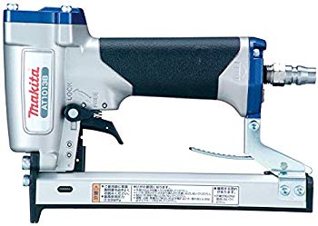 【状態　非常に良い】(中古品)マキタ エアタッカ 10mm AT1013B【メーカー名】マキタ(Makita)【メーカー型番】AT1013B【ブランド名】マキタ(Makita)【商品説明】マキタ エアタッカ 10mm AT1013BMAKTIA当店では初期不良に限り、商品到着から7日間は返品を 受付けております。品切れの場合は2週間程度でお届け致します。ご注文からお届けまで1、ご注文⇒24時間受け付けております。2、注文確認⇒当店から注文確認メールを送信します。3、在庫確認⇒中古品は受注後に、再メンテナンス、梱包しますので　お届けまで3日〜10日程度とお考え下さい。4、入金確認⇒前払い決済をご選択の場合、ご入金確認後、配送手配を致します。5、出荷⇒配送準備が整い次第、出荷致します。配送業者、追跡番号等の詳細をメール送信致します。6、到着⇒出荷後、1〜3日後に商品が到着します。当店はリサイクル専門店につき一般のお客様から買取しました中古扱い品です。ご来店ありがとうございます。